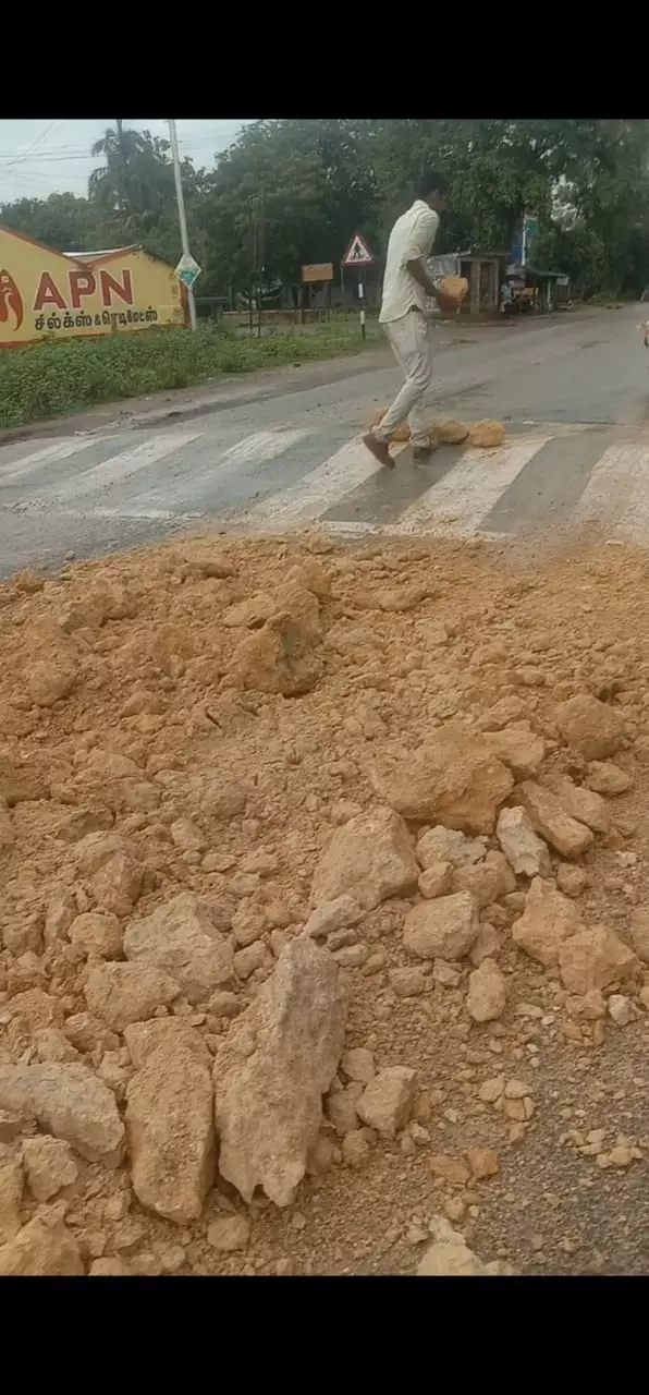 வேகத்தடையை மதிக்காத லாரிகள்