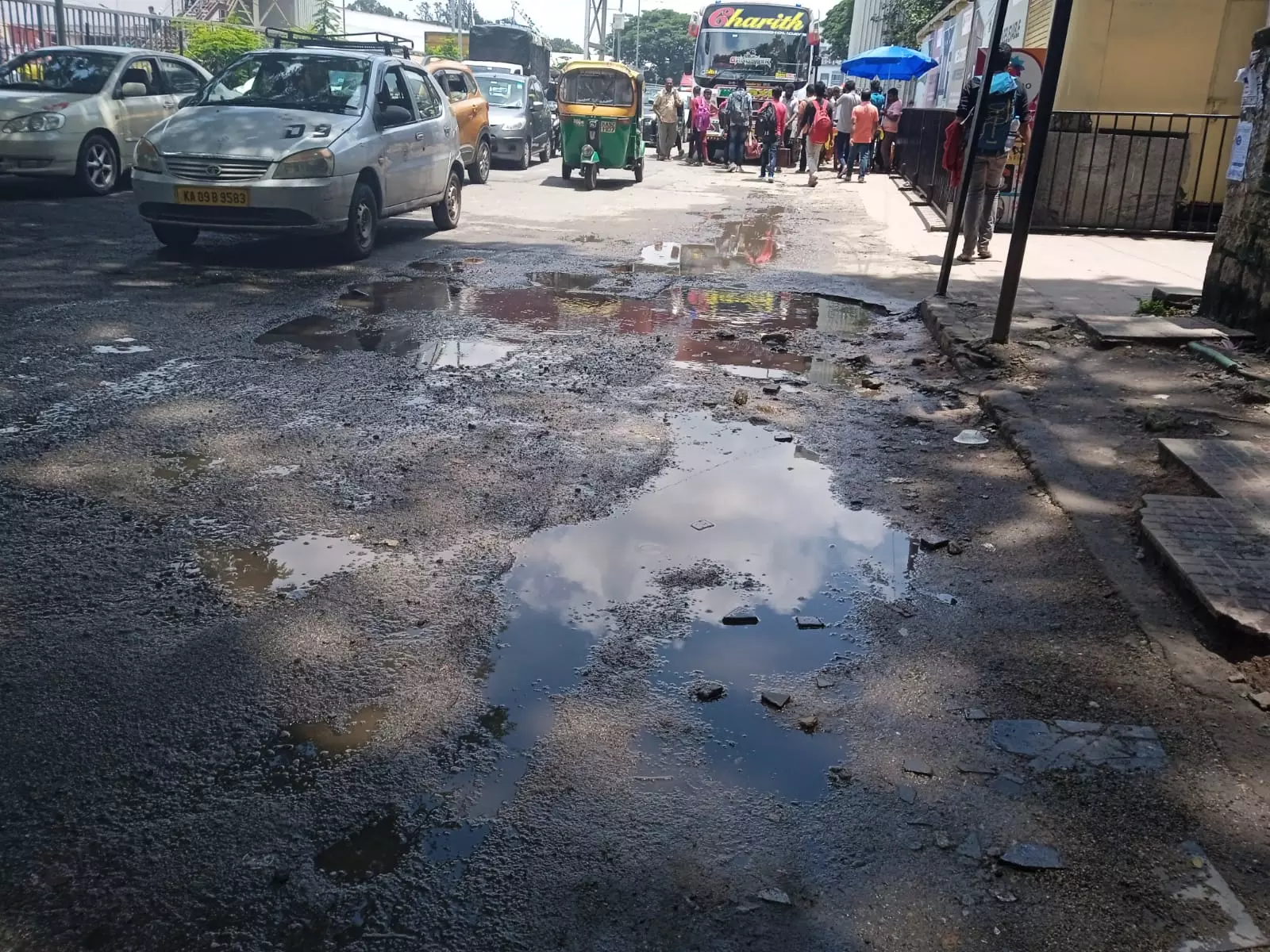 சாலை பள்ளங்களில் தேங்கும் மழைநீர்