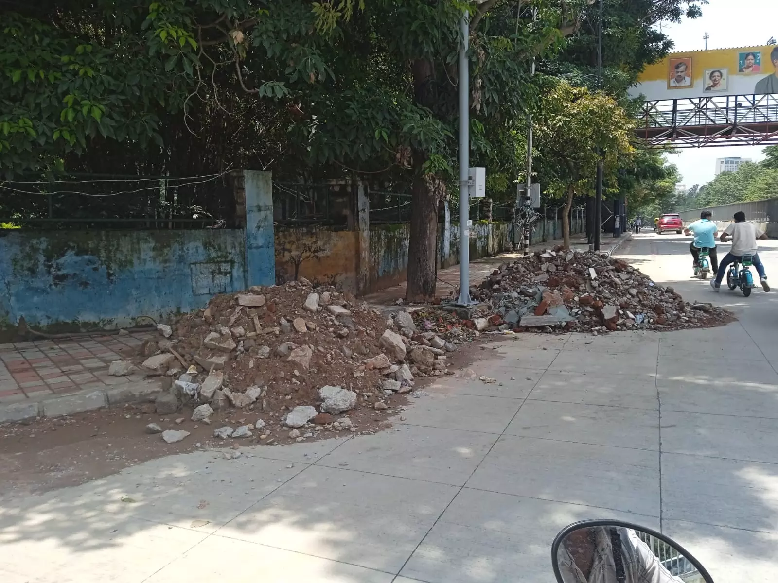 நடைபாதையில் கிடக்கும் கட்டிட கழிவுகள் நடைபாதையில் கிடக்கும் கட்டிட கழிவுகள்