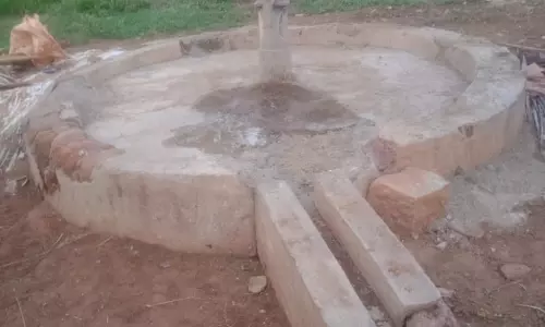 பயனற்ற அடிபம்பு பயனற்ற அடிபம்பு