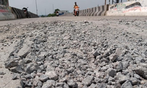 டிப்பா் லாரிகளால் மேம்பாலம் சேதம் டிப்பா் லாரிகளால் மேம்பாலம் சேதம்