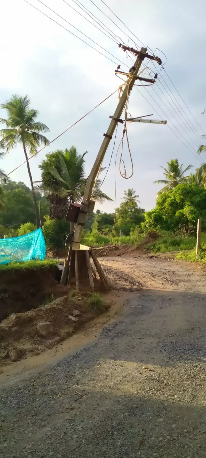 ஆபத்தான மின்கம்பம்