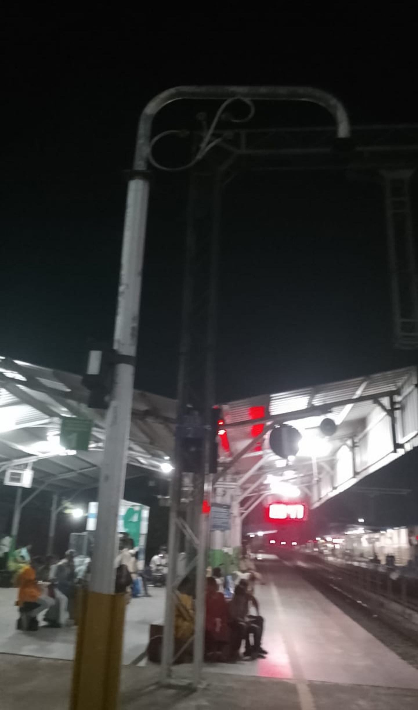 ரிசர்வேஷன் பெட்டி எண் ஒளிர்பலகை வைக்க வேண்டும்