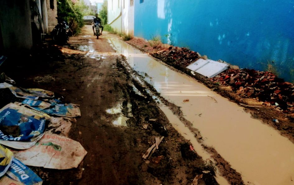 சேறும் சகதியுமாக மாறிய சாலை