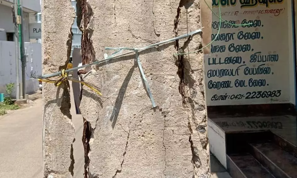 அபாயநிலையில் மின்கம்பம் அபாயநிலையில் மின்கம்பம்