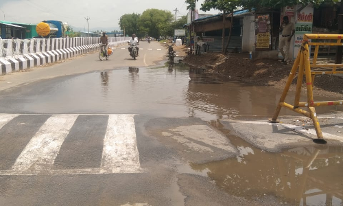 சாலையில் தேங்கி நிற்கும் மழைநீர்