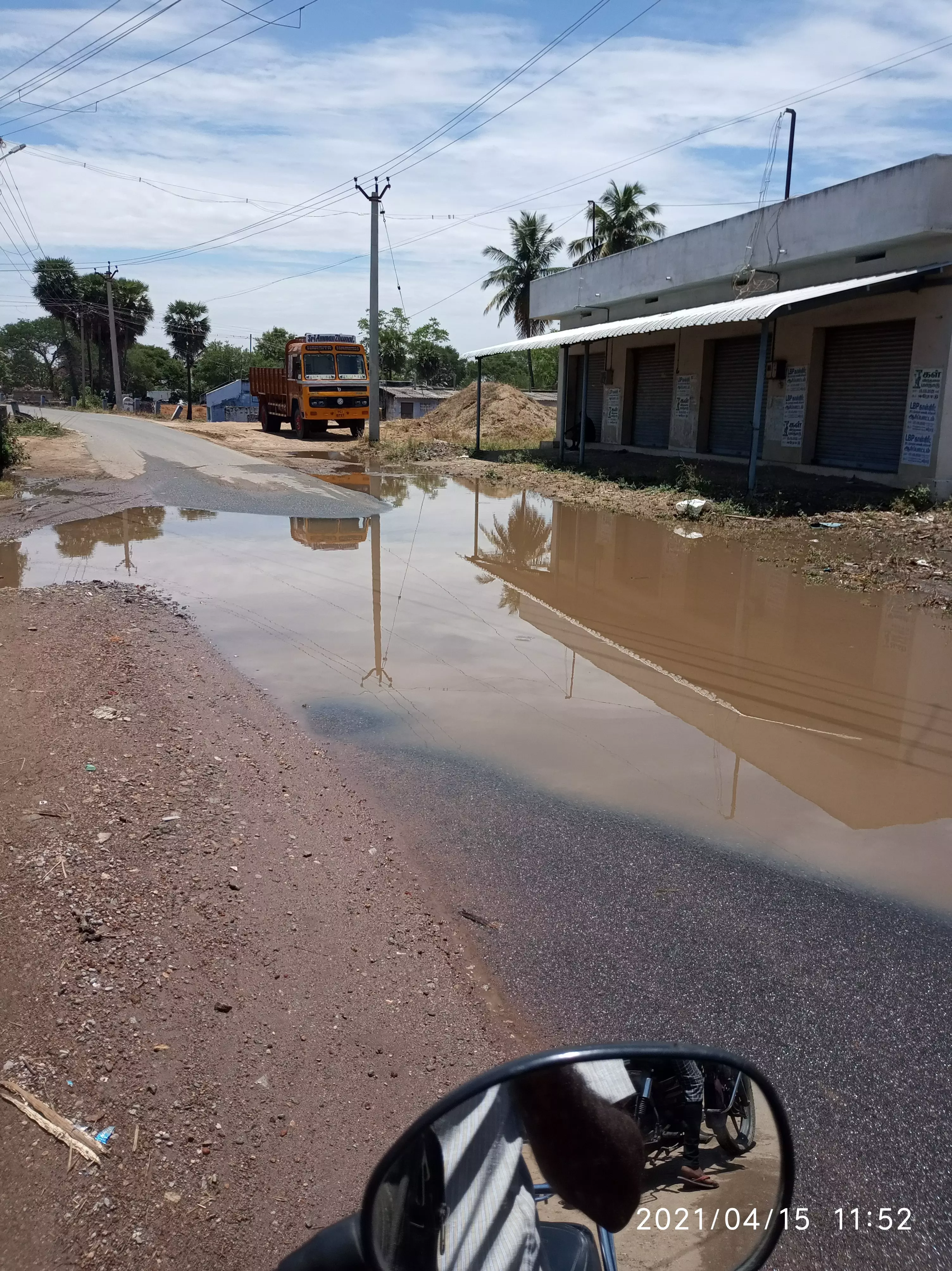 தேங்கிய மழைநீர் தேங்கிய மழைநீர்