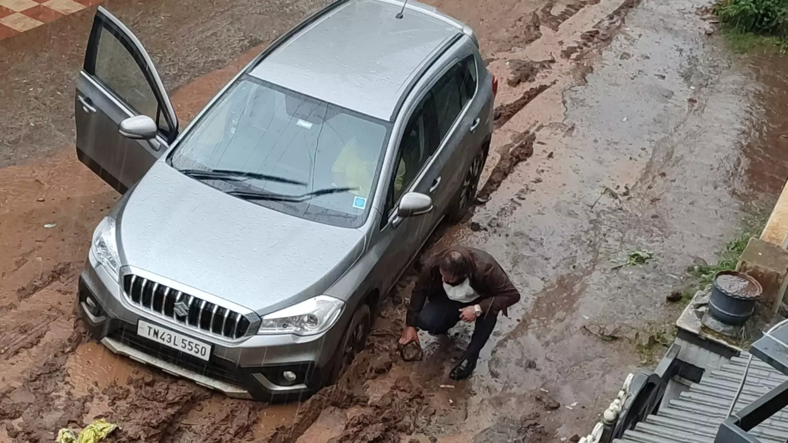 சேறும், சகதியுமான சாலை சேறும், சகதியுமான சாலை