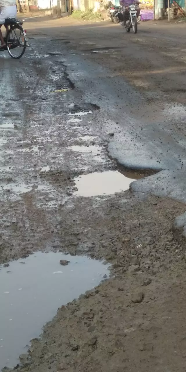 குண்டும்,குழியுமான சாலை