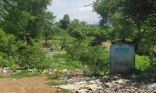 குட்டையில் கொட்டப்படும் குப்பைகள் குட்டையில் கொட்டப்படும் குப்பைகள்