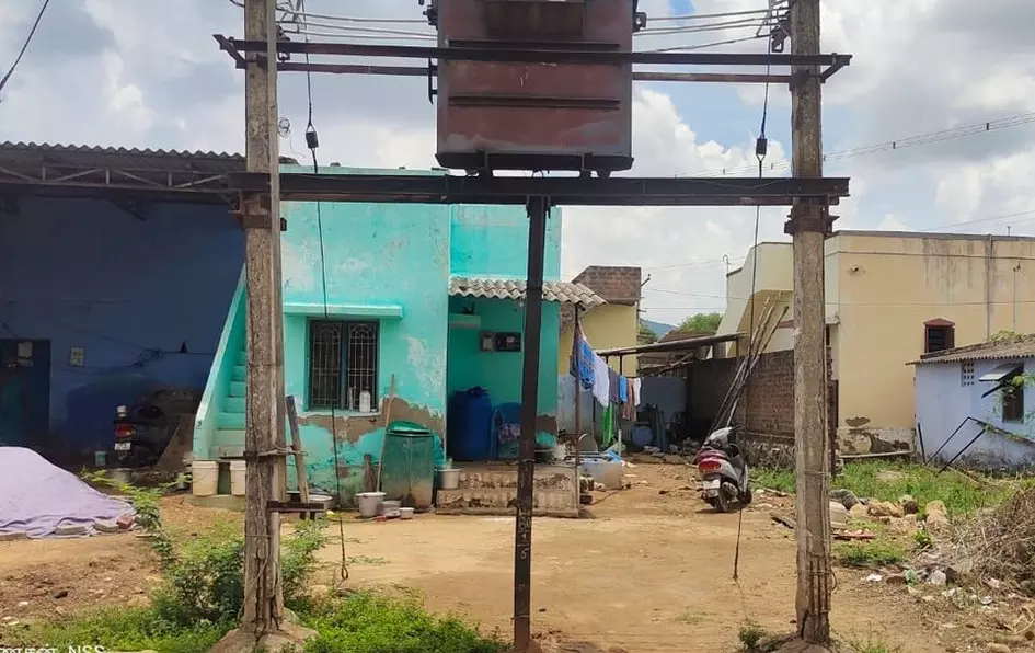 அபாய நிலையில் மின்மாற்றி அபாய நிலையில் மின்மாற்றி