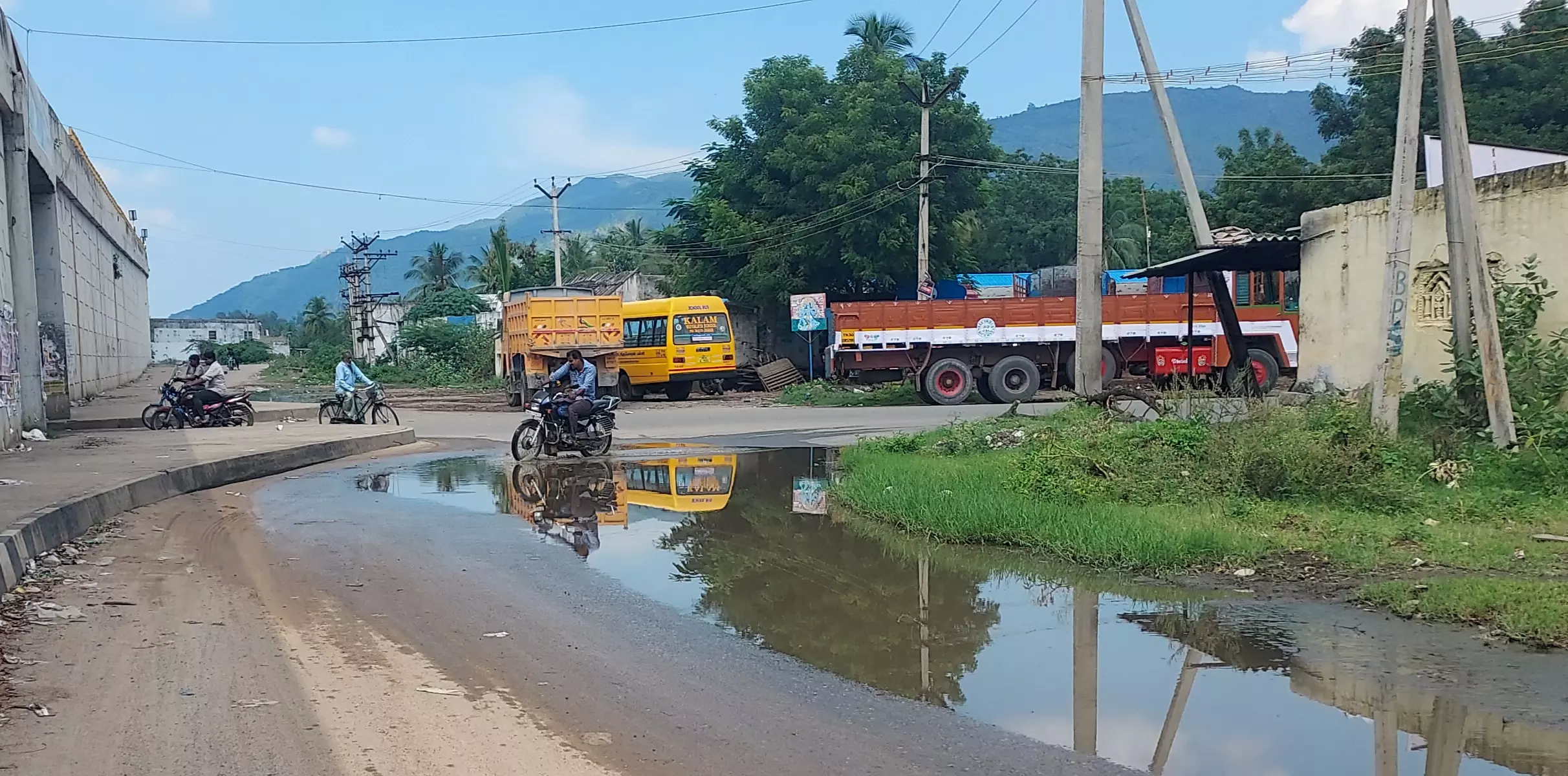 சாலையோரம் தேங்கும் மழைநீர் சாலையோரம் தேங்கும் மழைநீர்