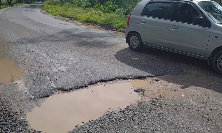 உடைந்த சாலையால் விபத்துகள்