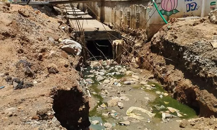 பாதியில் நிற்கும் கழிவுநீர் கால்வாய் பணி பாதியில் நிற்கும் கழிவுநீர் கால்வாய் பணி