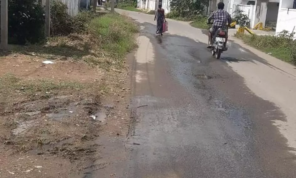 குழாய் உடைந்து சாலையில் ஓடும் குடிநீர்