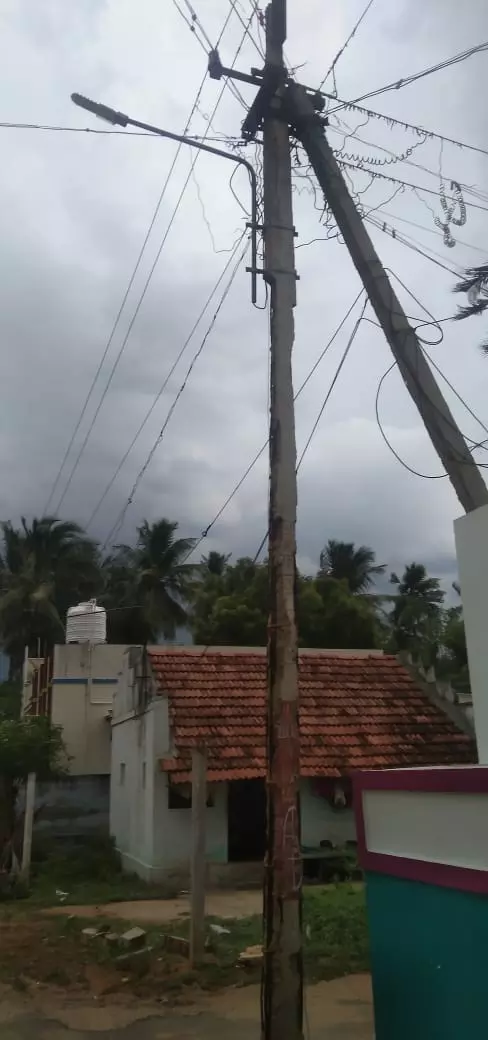 ஆபத்தான மின்கம்பம்