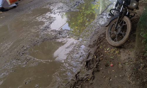 சேறும் சகதியுமான சாலை