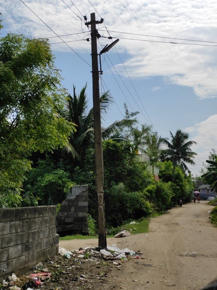 மின்கம்பத்தின் பரிதாப நிலை