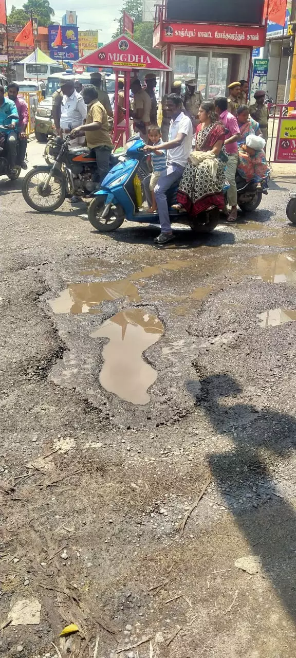 சாலையில் பள்ளம்