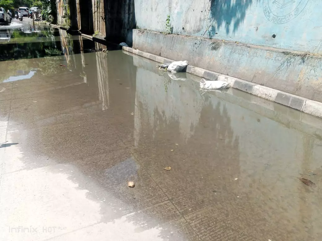 திறந்த நிலையில் இருக்கும் சாக்கடை கால்வாய்