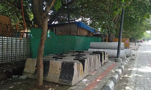 நடைபாதையில் உள்ள சிமெண்டு தடுப்புகள்