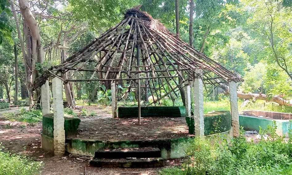 சேதமடைந்த குடில்