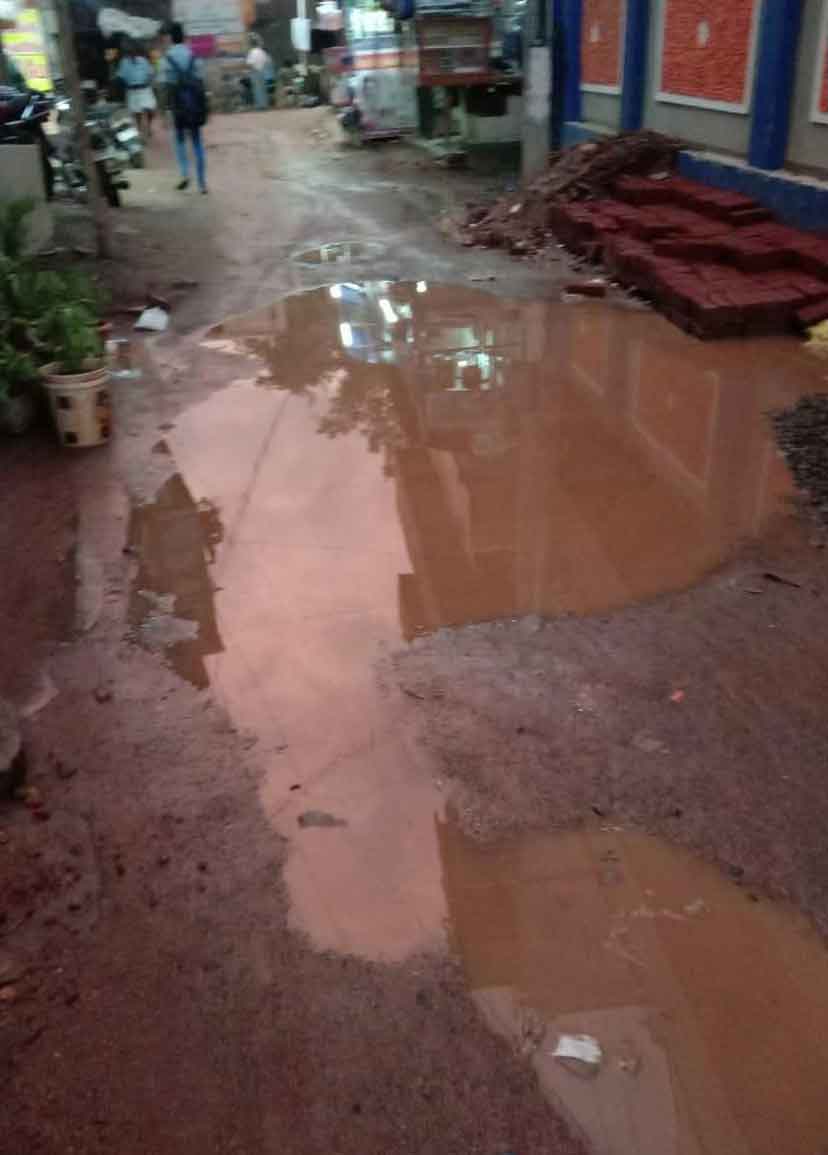 குண்டும், குழியுமான சாலை குண்டும், குழியுமான சாலை