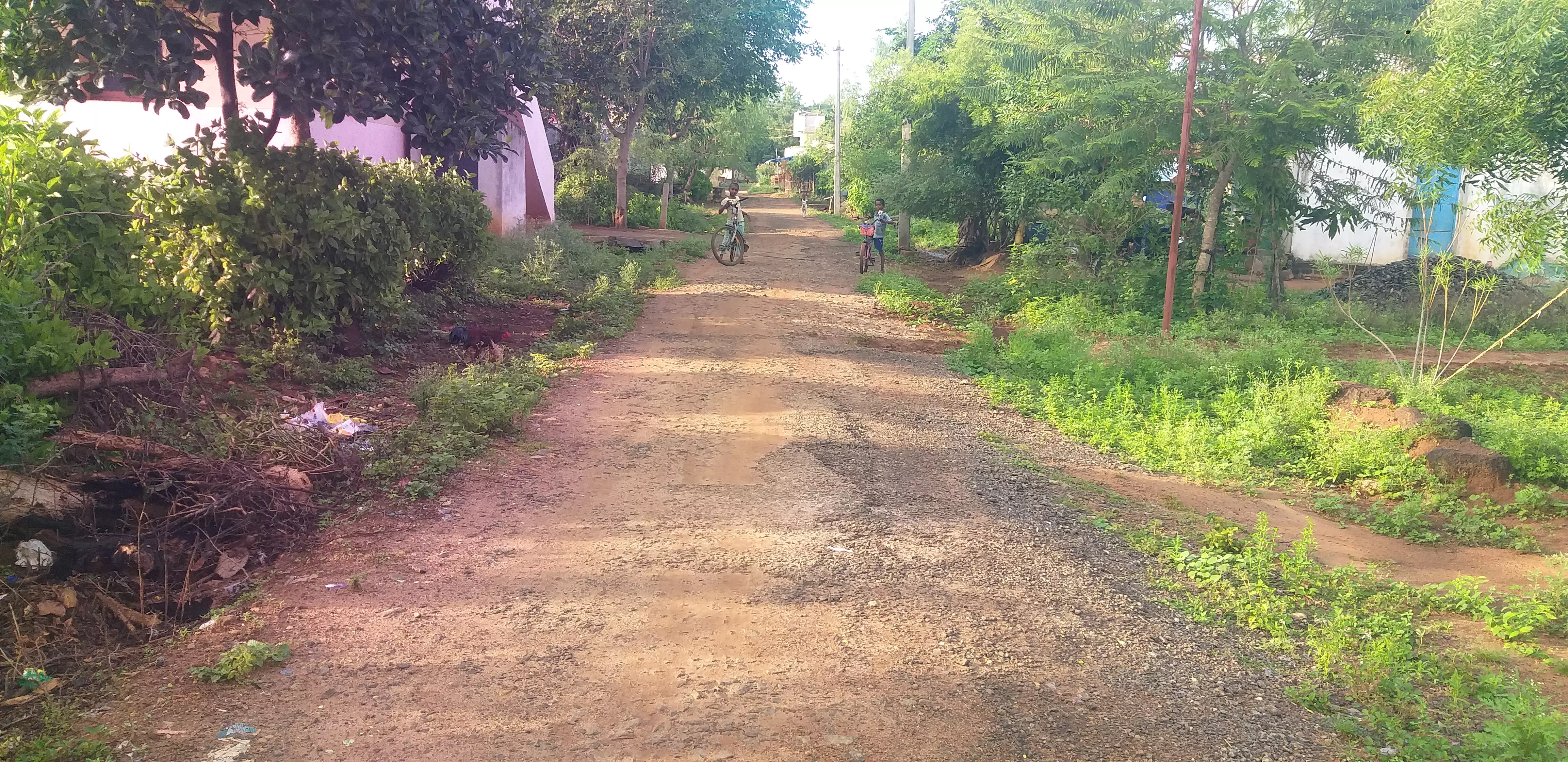 குண்டும், குழியுமான சாலை குண்டும், குழியுமான சாலை