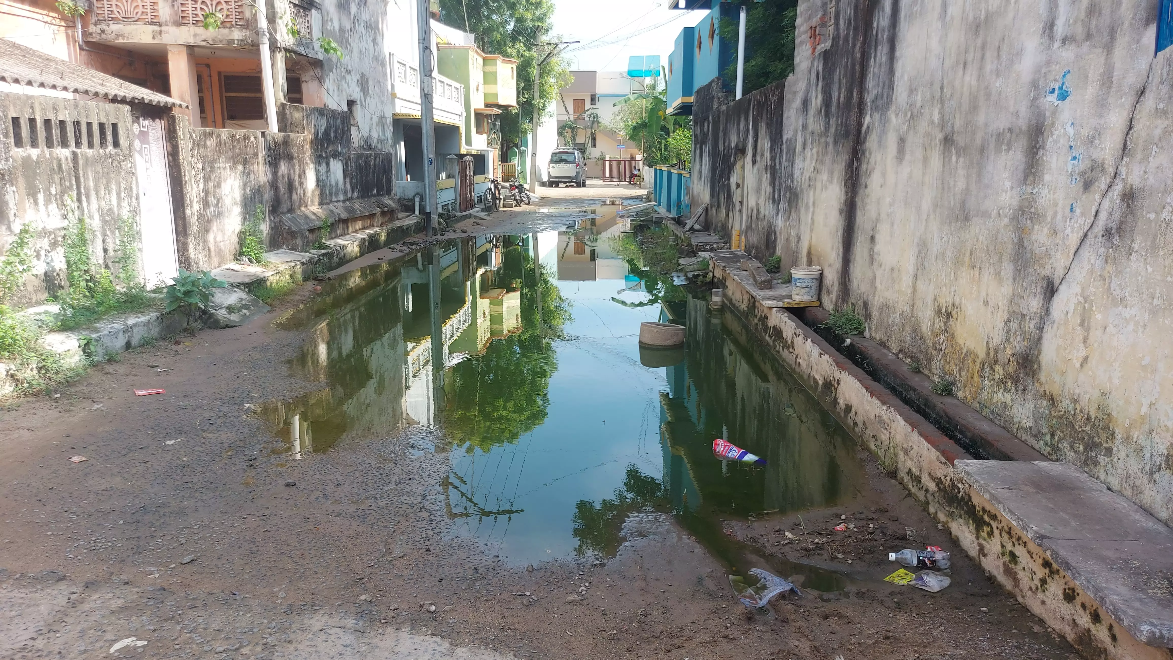 குட்டை போல் தேங்கி நிற்கும் கழிவுநீர் குட்டை போல் தேங்கி நிற்கும் கழிவுநீர்