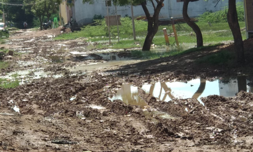 சேறும், சகதியுமான சாலை சேறும், சகதியுமான சாலை