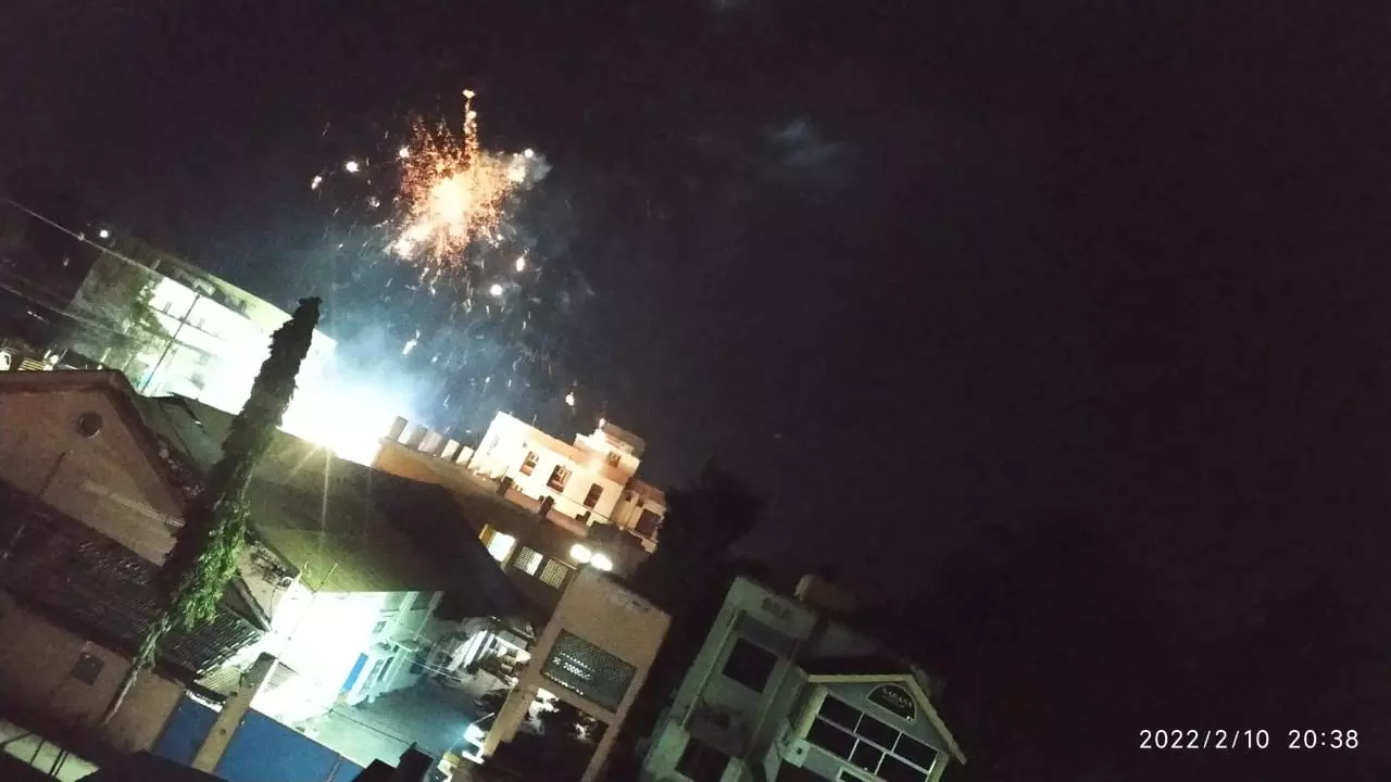 பட்டாசு வெடிப்பதால் அவதி