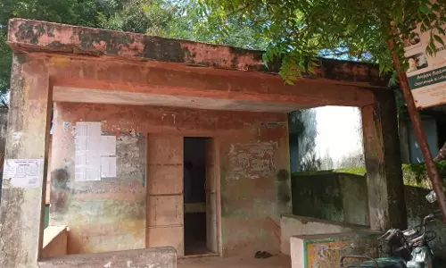 சேதமடைந்த கிராம நிர்வாக அலுவலக கட்டிடம்