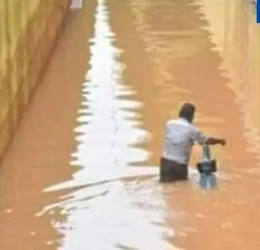 தேங்கிய மழைநீர்