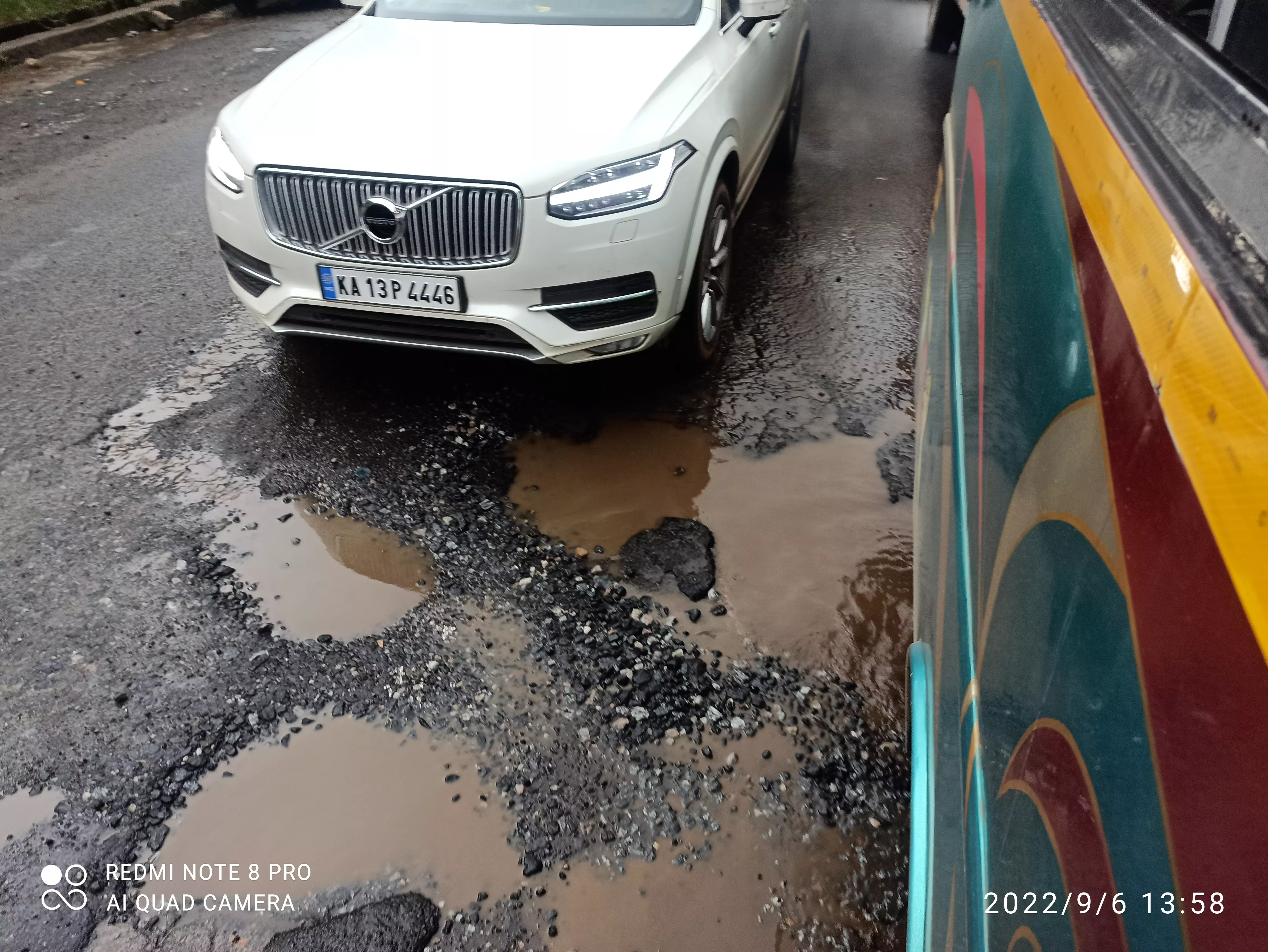 சாலை குழிகளில் தேங்கி நிற்கும் தண்ணீர் சாலை குழிகளில் தேங்கி நிற்கும் தண்ணீர்