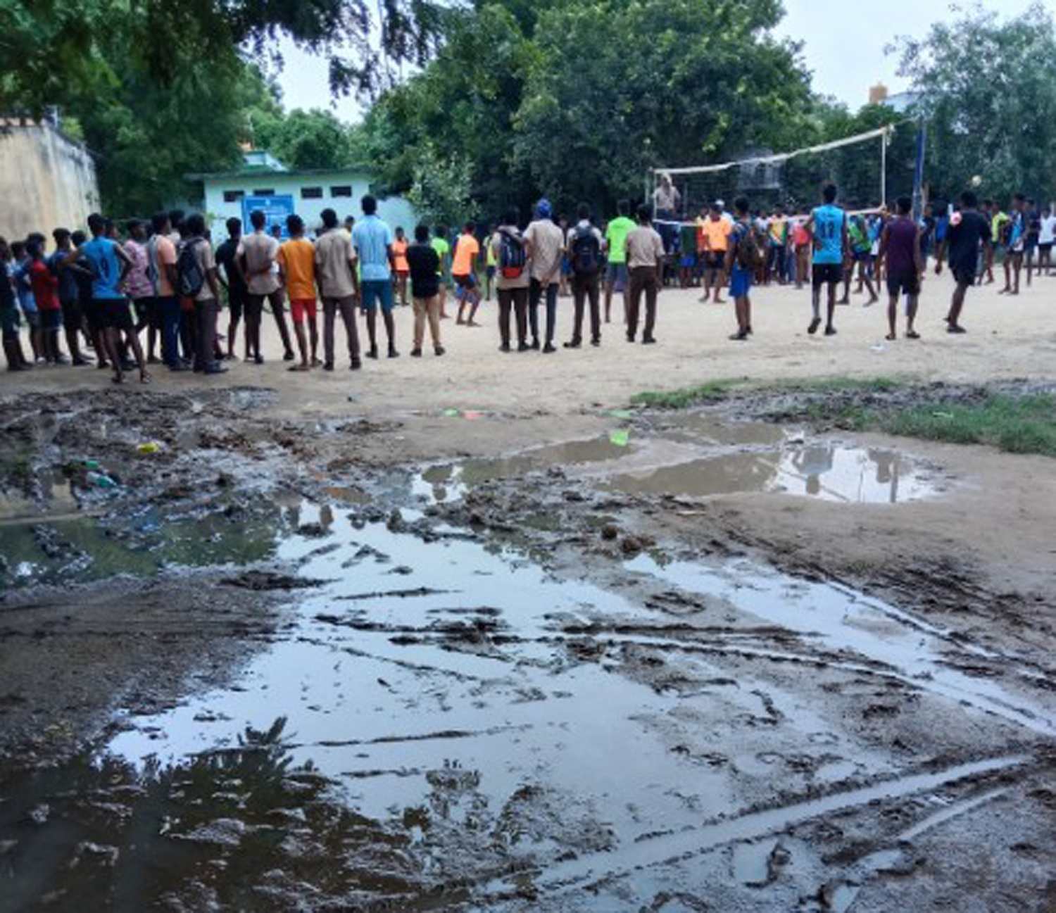 சேறும் சகதியுமான பள்ளி வளாகம்