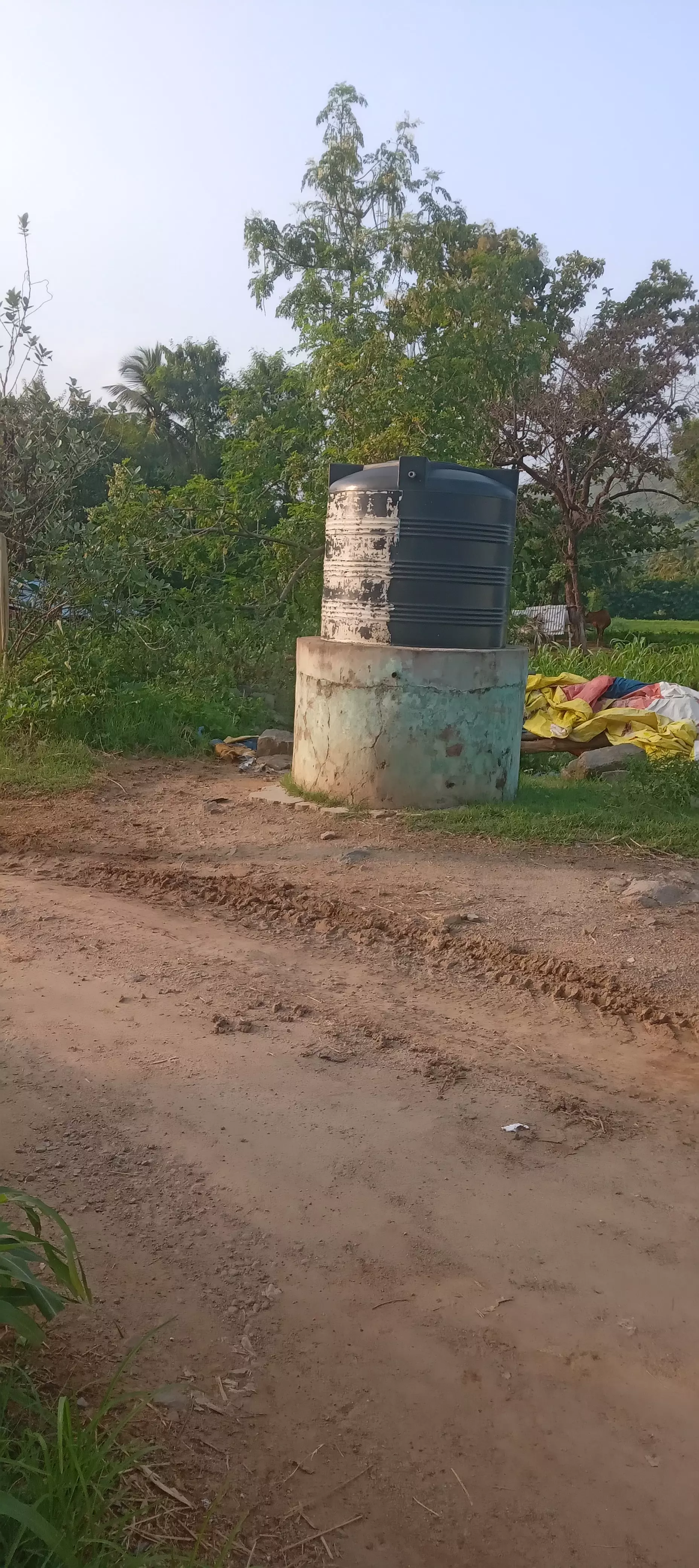 குடிநீர் தொட்டியை சீரமைக்க வேண்டும் குடிநீர் தொட்டியை சீரமைக்க வேண்டும்