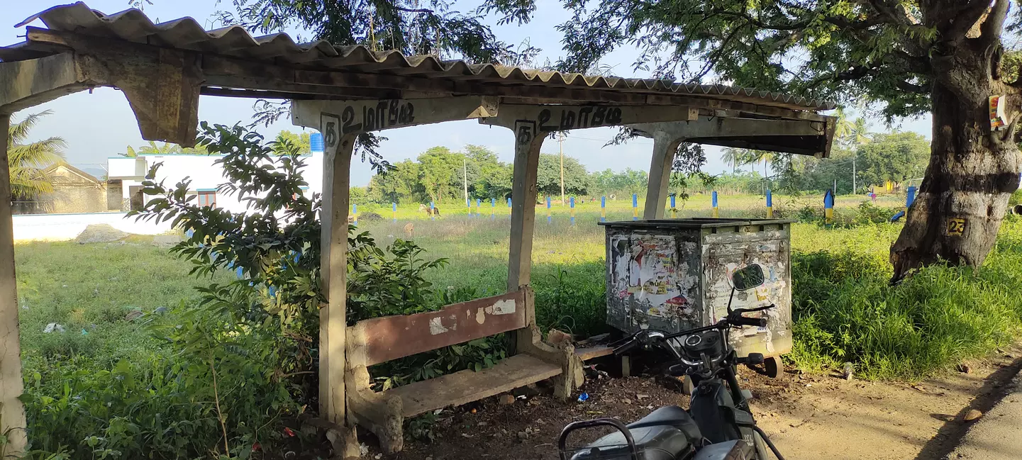 பயணிகள் நிழற்குடைக்குள் குப்பைத்தொட்டி