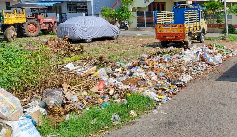 குப்பைகளை அள்ள வேண்டும்