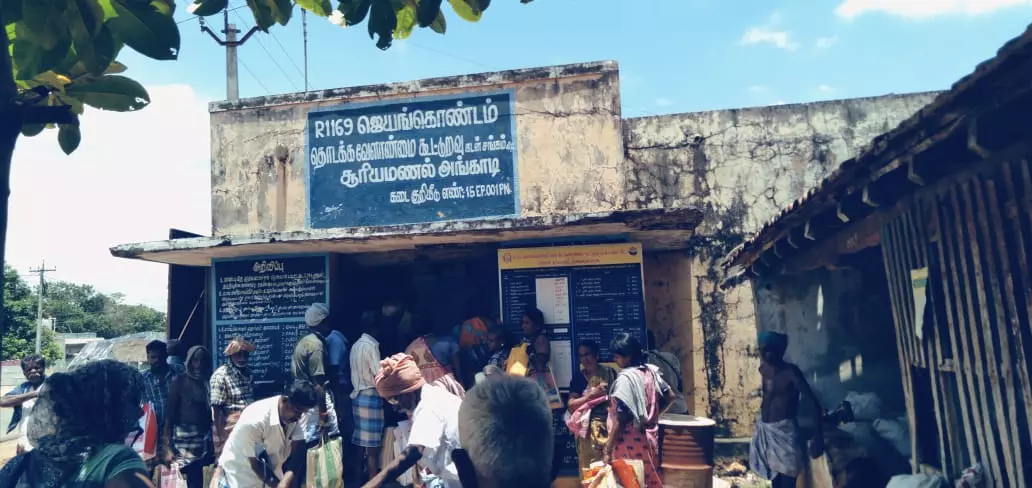 கடும் வெயிலில் நிற்கும் மக்கள்