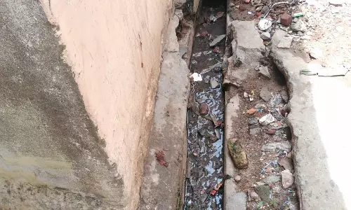 கழிவுநீர் வாய்க்காலில் அடைப்பு