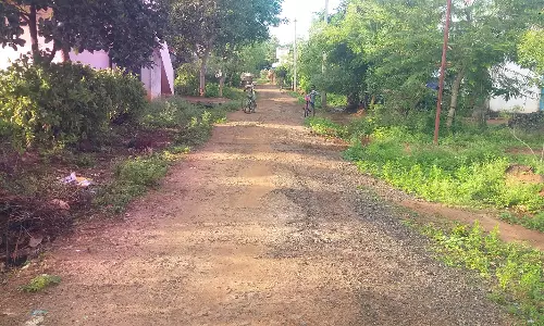 குண்டும், குழியுமான சாலை குண்டும், குழியுமான சாலை