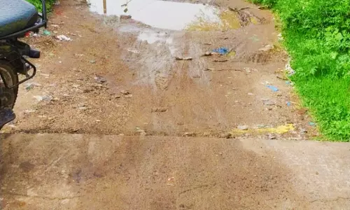 குண்டும், குழியுமான சாலை