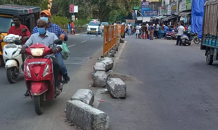 விபத்து ஏற்படுத்தும் தடுப்பு கட்டைகள்