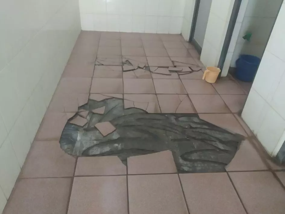 சேதம் அடைந்த கழிப்பிடம்