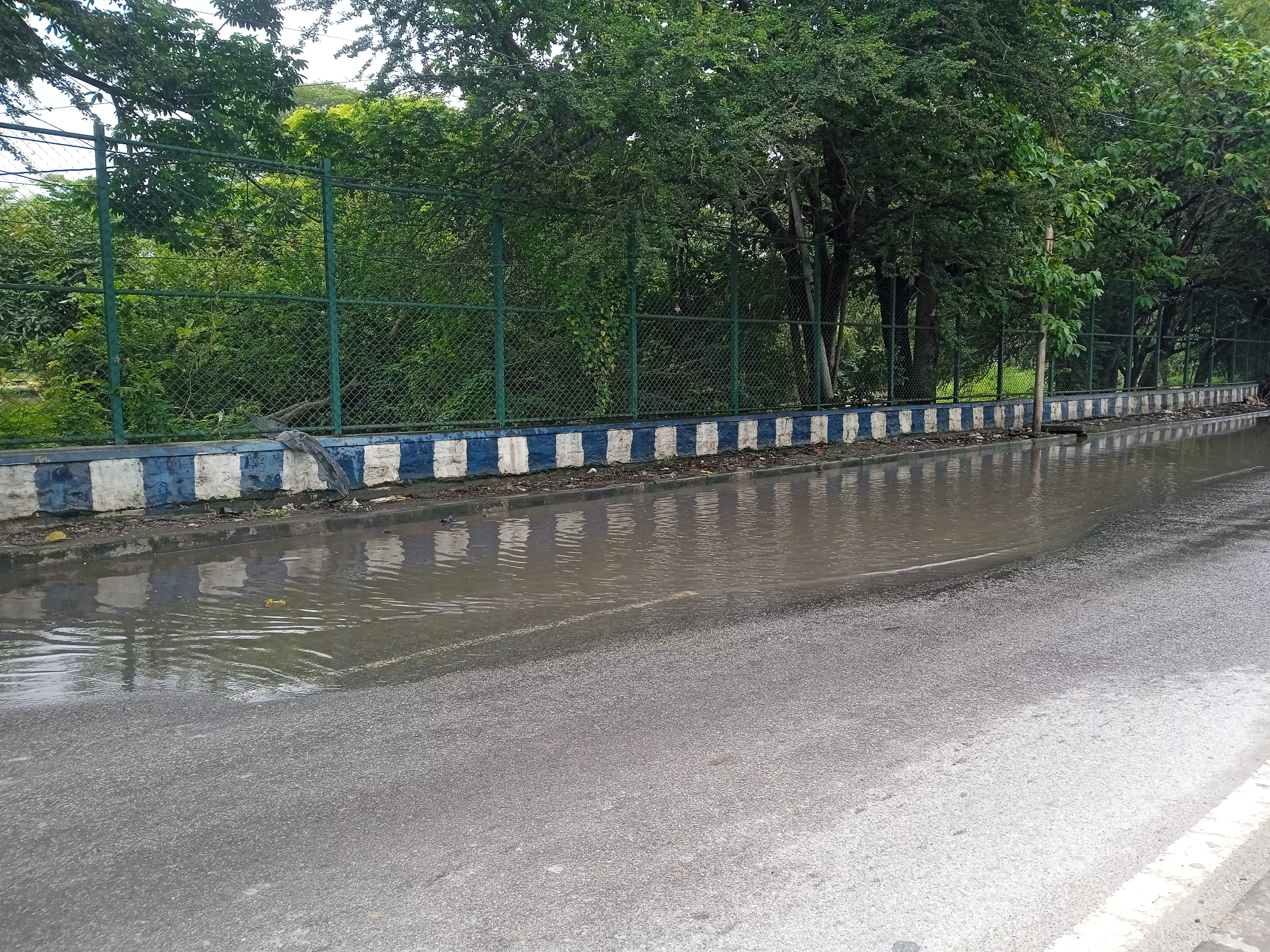 சாலையில் தேங்கிய மழைநீர்