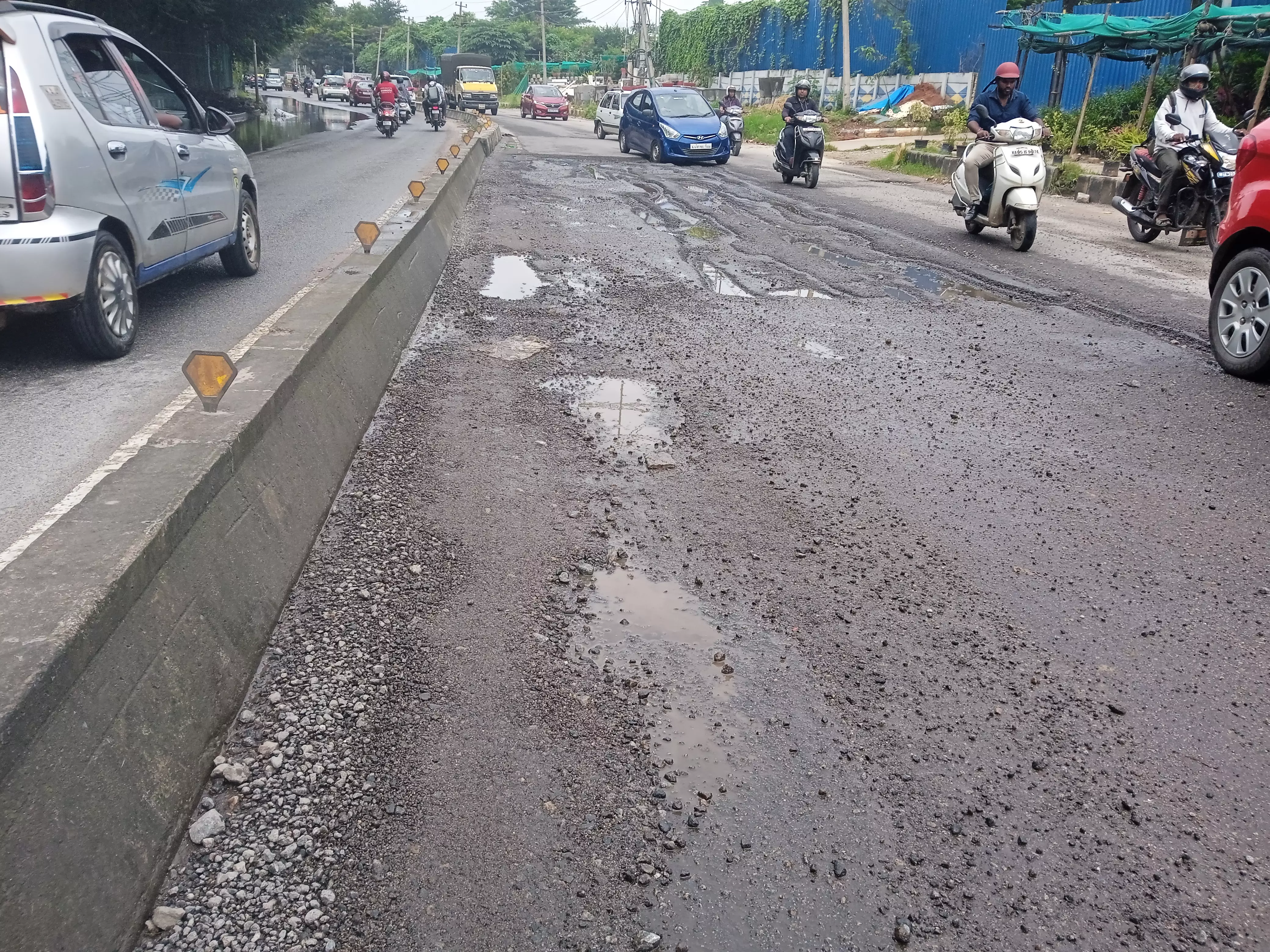 விபத்தை ஏற்படுத்த காத்திருக்கும் பள்ளங்கள்