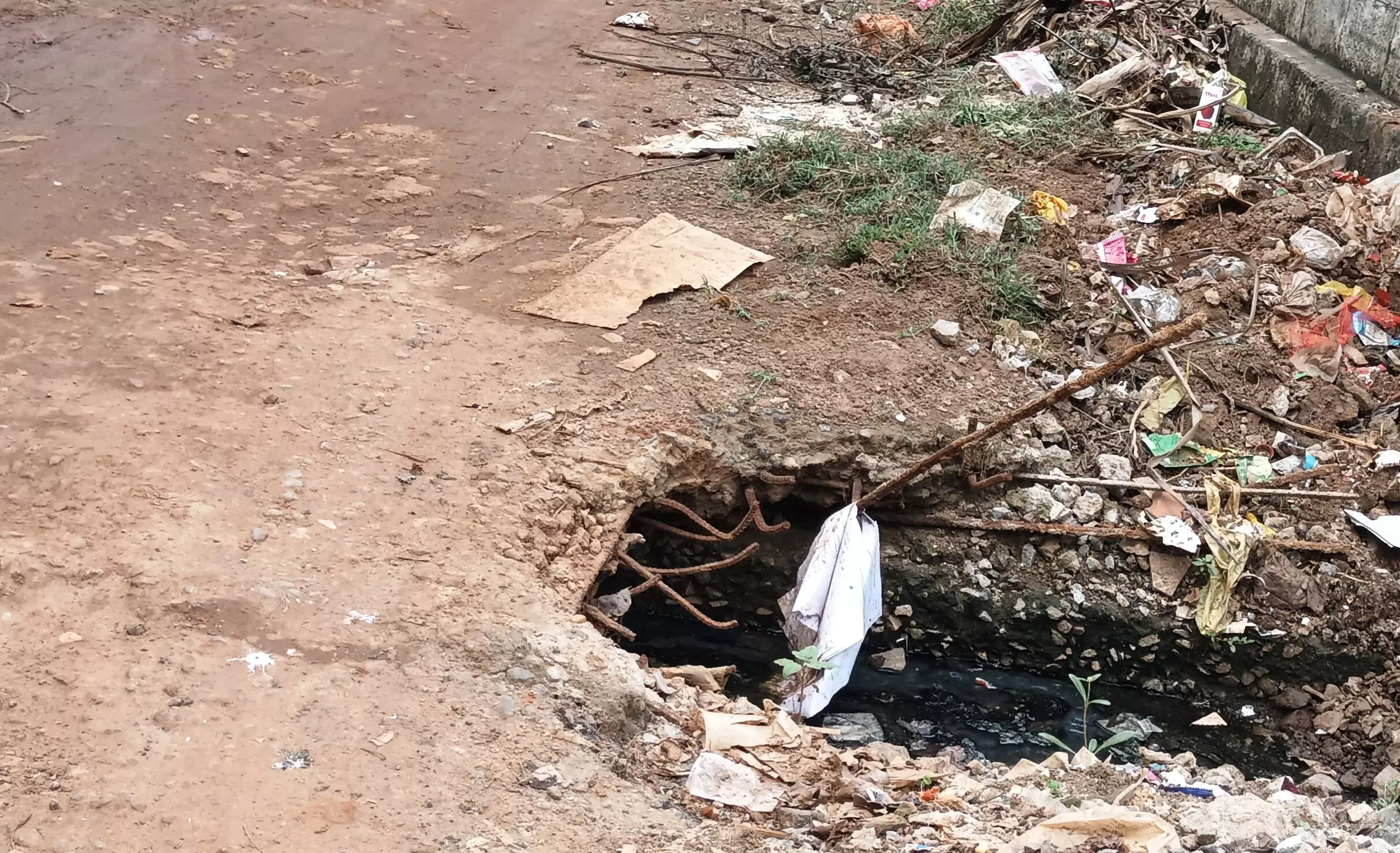 ஆபத்தான வடிகால் பாலம்