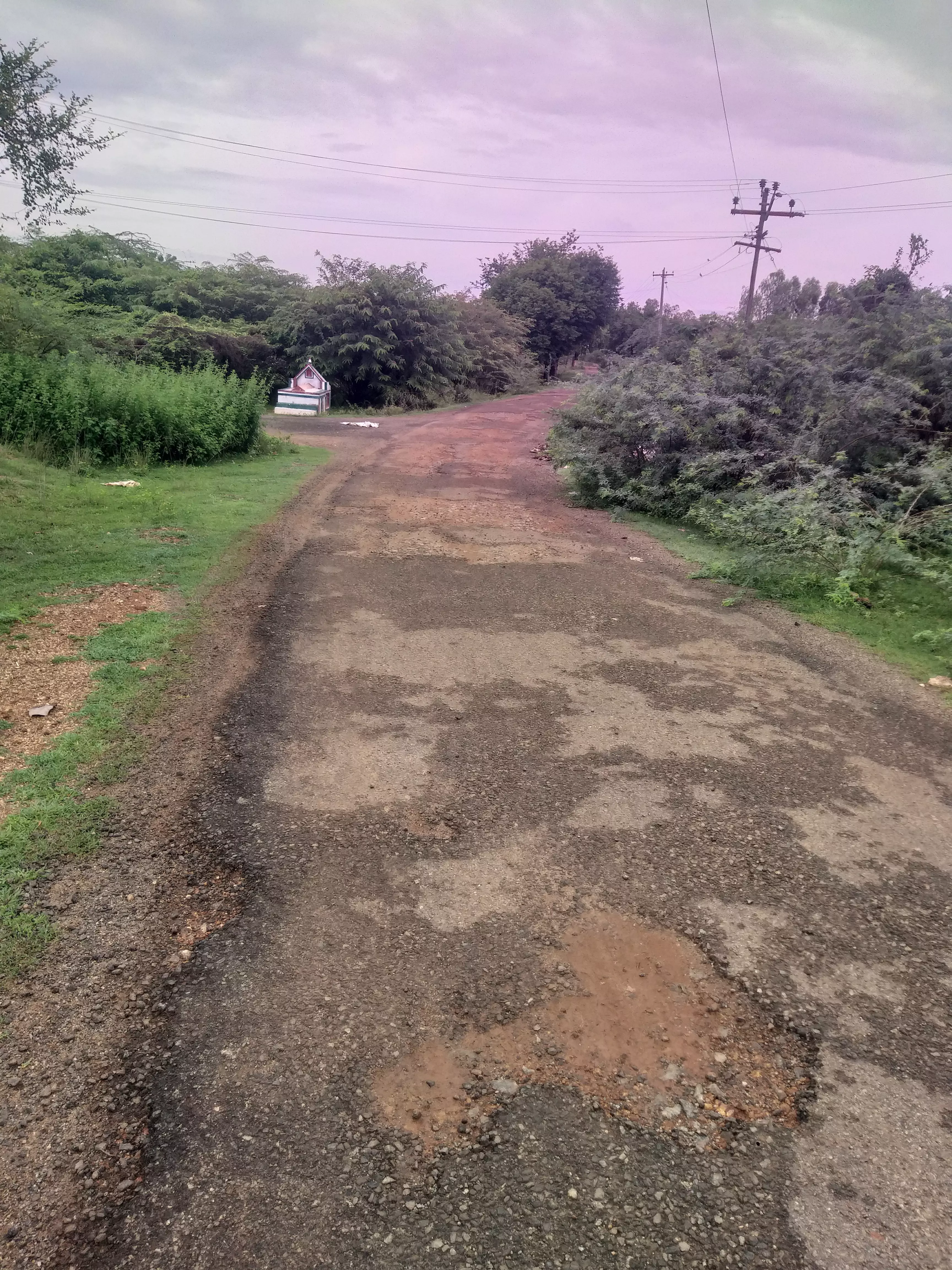 குண்டும், குழியுமான சாலை குண்டும், குழியுமான சாலை