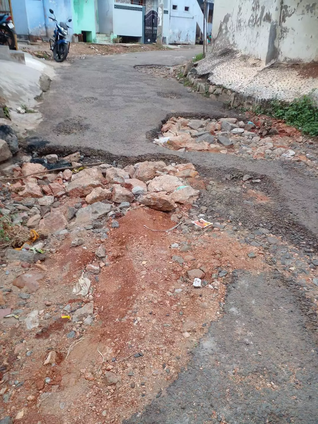 சேதமடைந்த சாலை