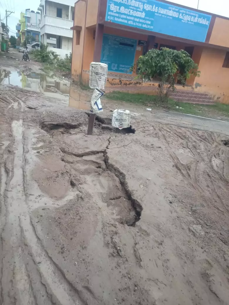 சாலை பள்ளத்தால் விபத்து அபாயம்